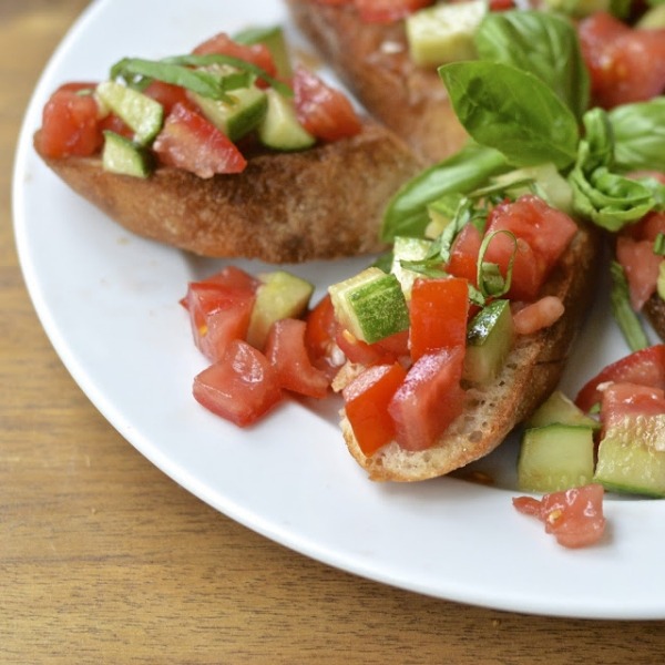 Bruschetta-med-olivenolie-gnides-frisk-fileteret-tomat-stykker-agurk-starter-opskrifter