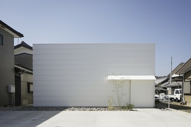 hvid facade ny bygning Japan pladsbesparende