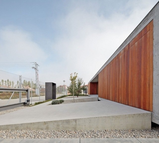 moderne fladt tag hus lavet af beton træbeklædning wire hegn