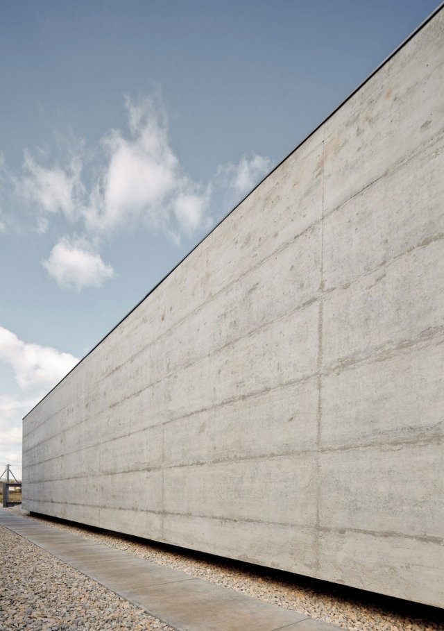 Fladt taghus betonfacade udvendigt designgrus