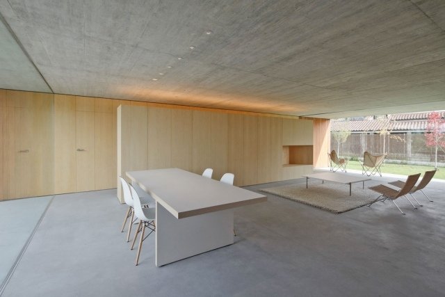 minimalistisk fladt tag hus indretning beton træ opholdsstue