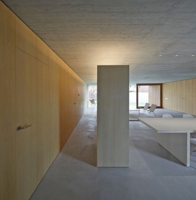 minimalistisk hus spanien møblering af betontræ