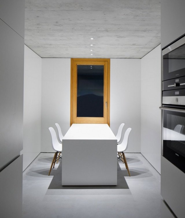 hus beton træ spisestue minimalistisk spisebord hvidt