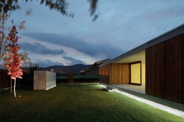 enkelt etagers moderne hus beton træ have