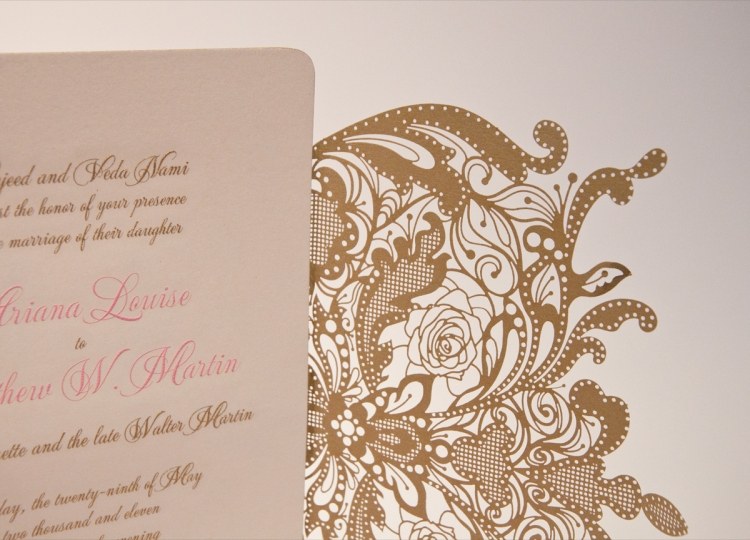 invitation-kort-til-bryllup-ornamenter-blomstermotiver-legende-laserskåret-papir