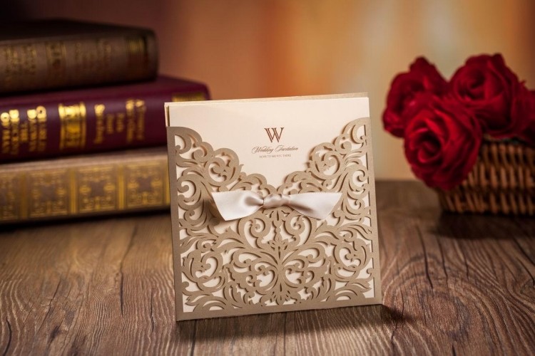 Bryllupsinvitationskort -laser-skåret-pap-guld-klassisk-velsmagende-roserød