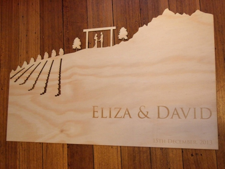 invitation-kort-til-bryllupet-træ-indgraveret-udskåret-eliza-david-skjold