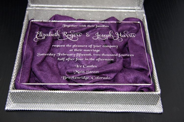 invitation-kort-til-brylluppet-akryl-plexiglas-gravering-lilla-stof-sølv-æske