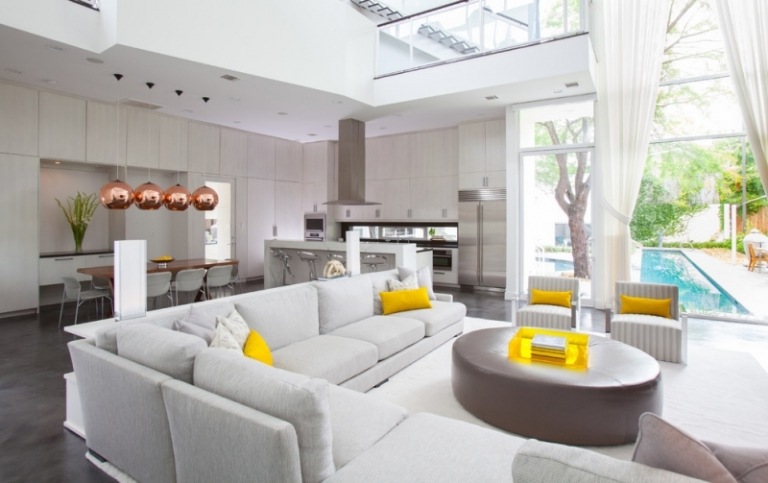 Indretning-grå-gul-farve accenter-boligtilbehør-vase-bord