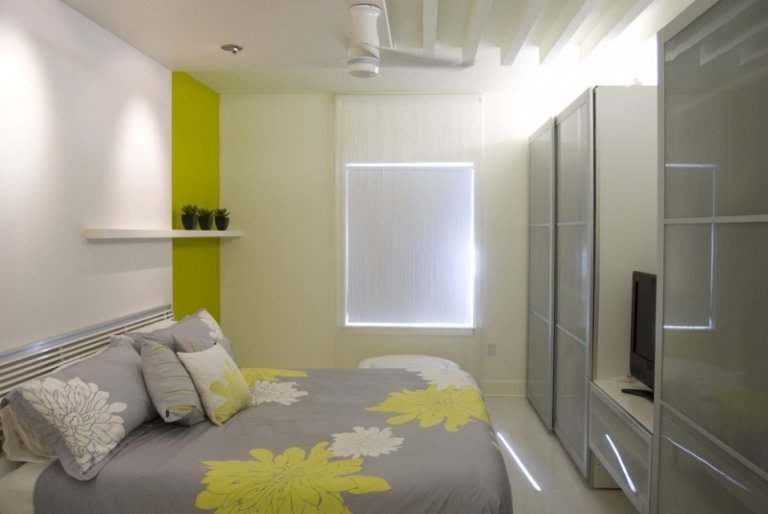 Møblering-grå-gul-soveværelse-farver-væg-sengetæppe