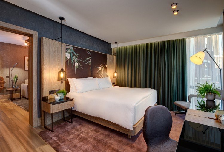 Indretning med naturmaterialer hotelværelse seng sengegavl polstring
