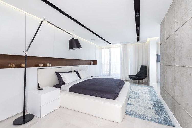 soveværelse-hvid-møblering-dobbeltseng-indirekte-loft-belysning-indbygget garderobe