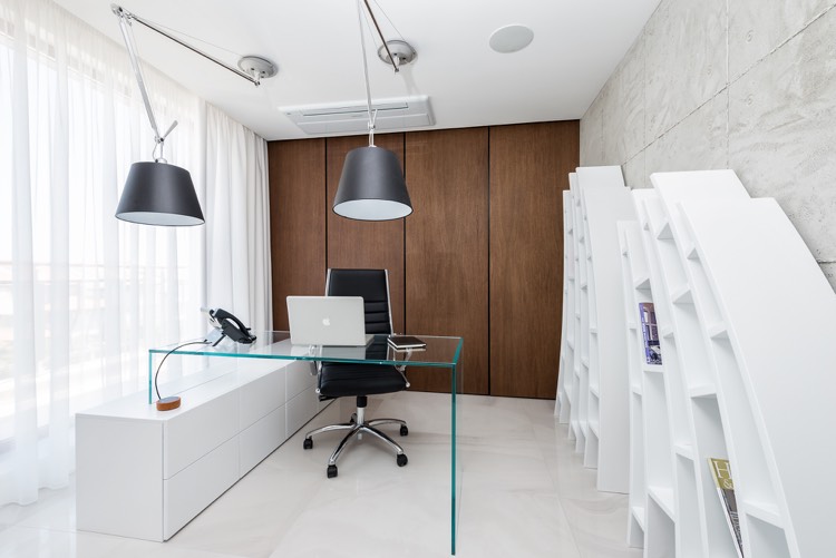 hjemmekontor-hvidt-møbleret-udsat beton-glas-skrivebord