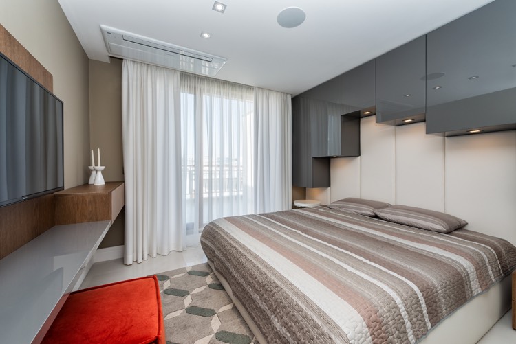 soveværelse-små-skabe-indbyggede-i-spots-air-condition-loft