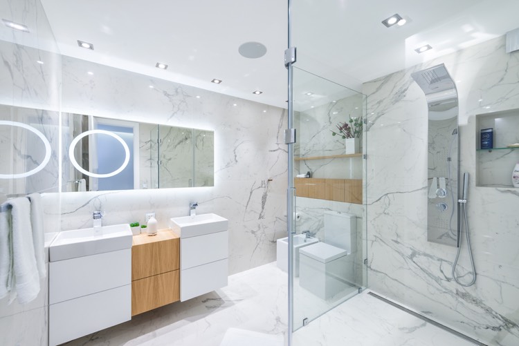 badeværelse-marmor-gulv-niveau bruser-dobbelt håndvask