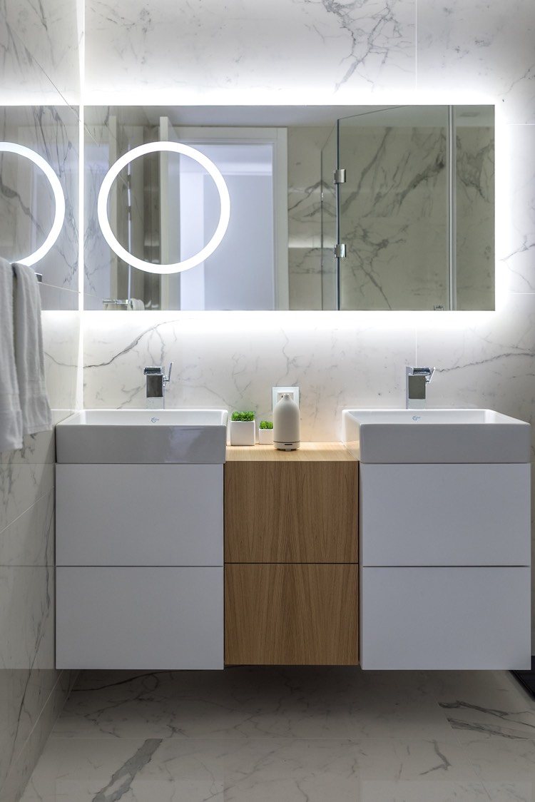 badeværelse-væg-spejl-baggrundsbelysning-dobbelt-vask-træ