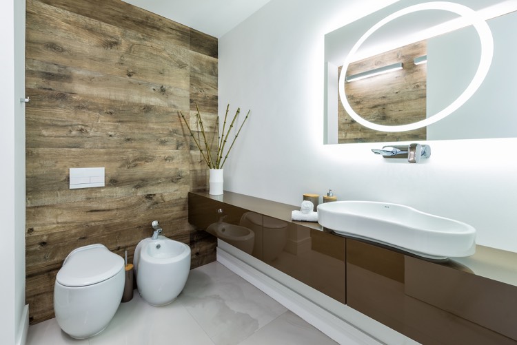 badeværelse-hvidt-gammelt træ-væg-højglans-forfængelighed-spejl-belysning