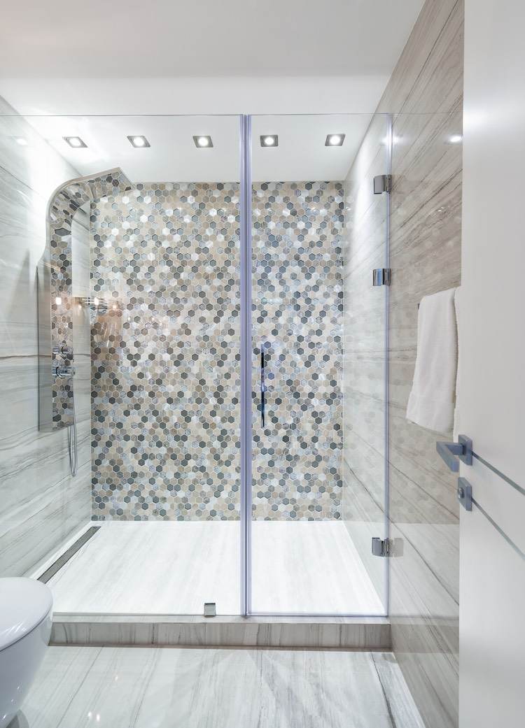 badeværelse-marmor-fliser-glas-bruser-loftspletter