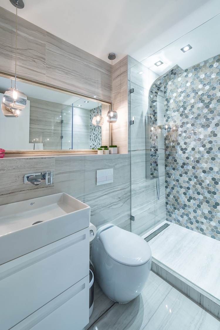 badeværelse-marmor-fliser-grå-mosaik-glas-bruser