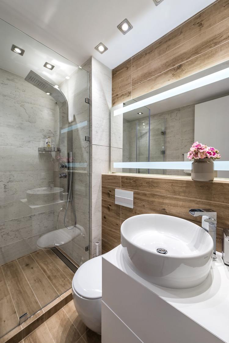 badeværelse-walk-in-shower-træ-look-fliser-spejl-led-belysning