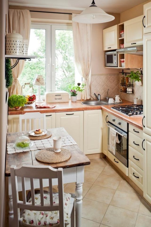 Indret et lille køkken-landlig-stil-creme-farve-lille-spiseplads