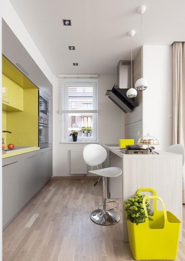 møbleringstip små-køkken-ideer-lys-grå-gul-glas-stænkbeskyttelse