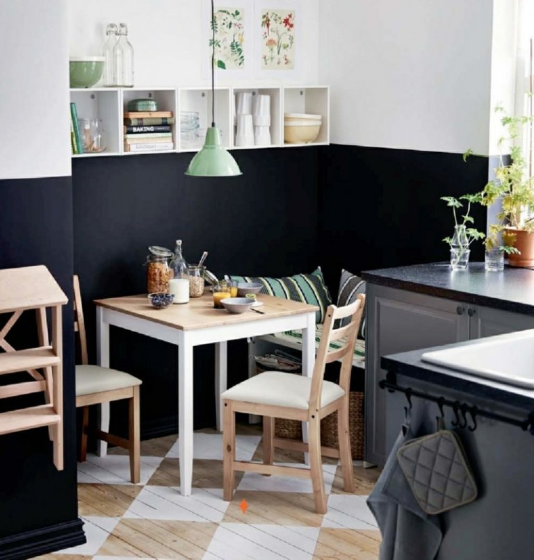 møbleringstip hjørne siddepladser lille køkken spisebord parket ternet mønster sort væg