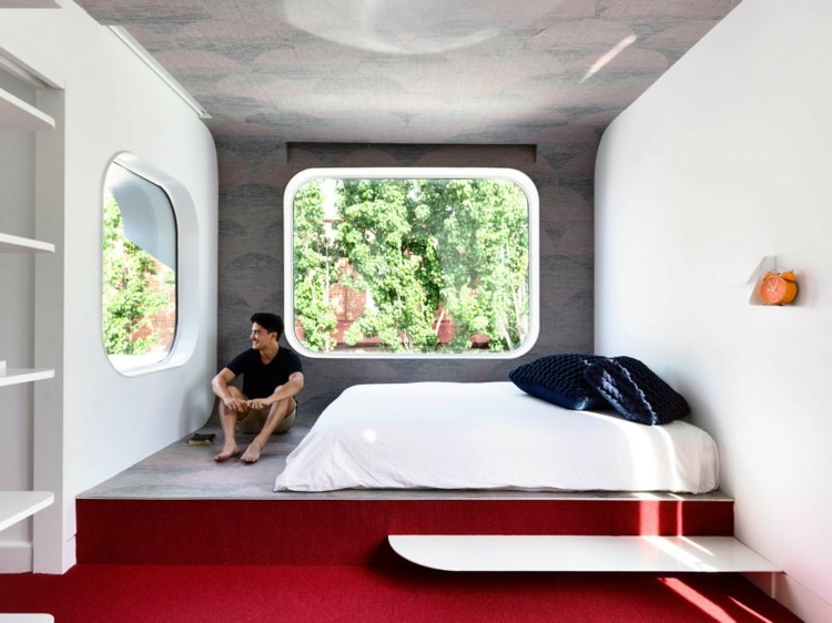 soveværelse seng piedestal rød løber vindue form bølgeblik facade