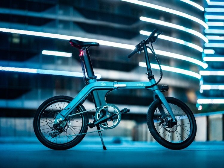 elektrisk foldecykel med bagpedalbremse og centralmotor samt innovativt design med ledet baglygte