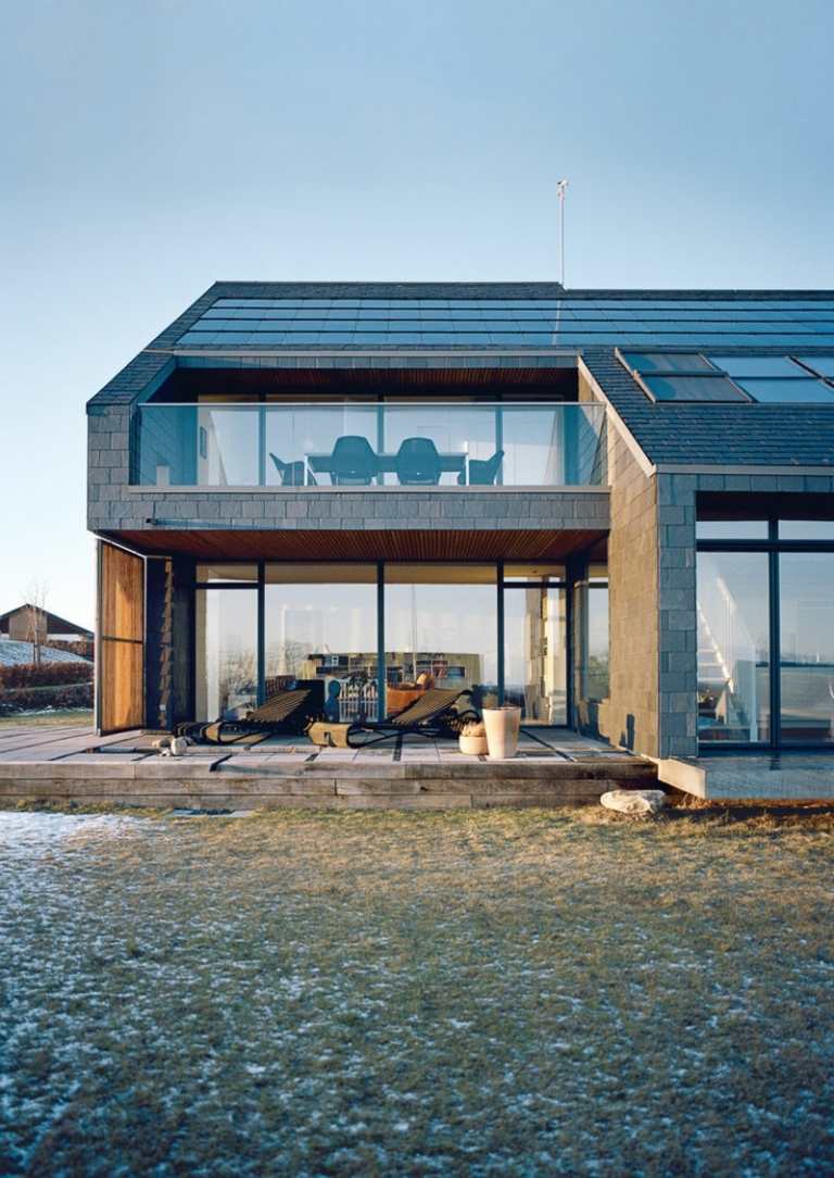 energibesparende-passiv-hus-tag-solpaneler-terrasse