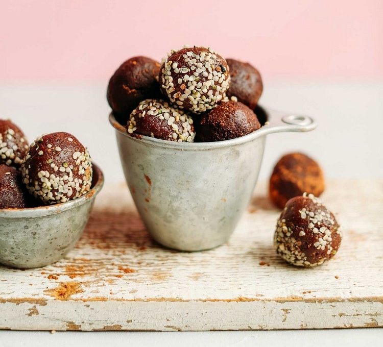 lavt kalorieindhold snacks til på farten Chokolade Energy Balls opskrifter