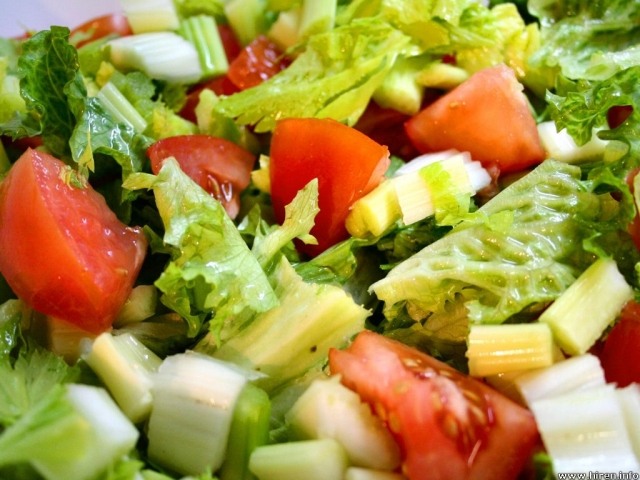 Spis friske grøntsager Server salat Hold i form Frigiv toksiner