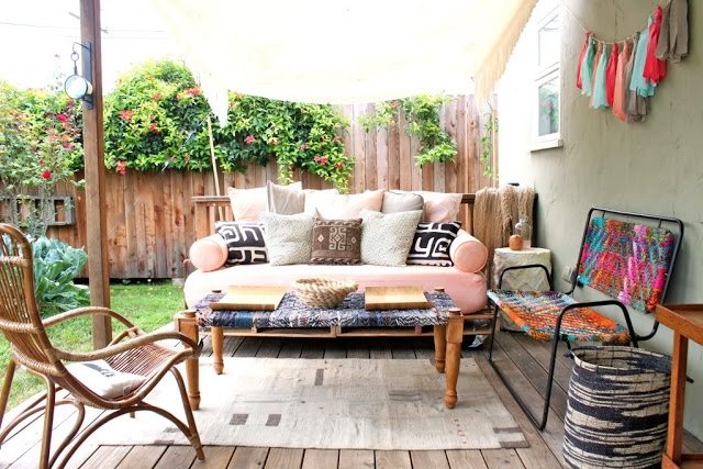 møbleret terrasse træ sofabord gulvtæppe