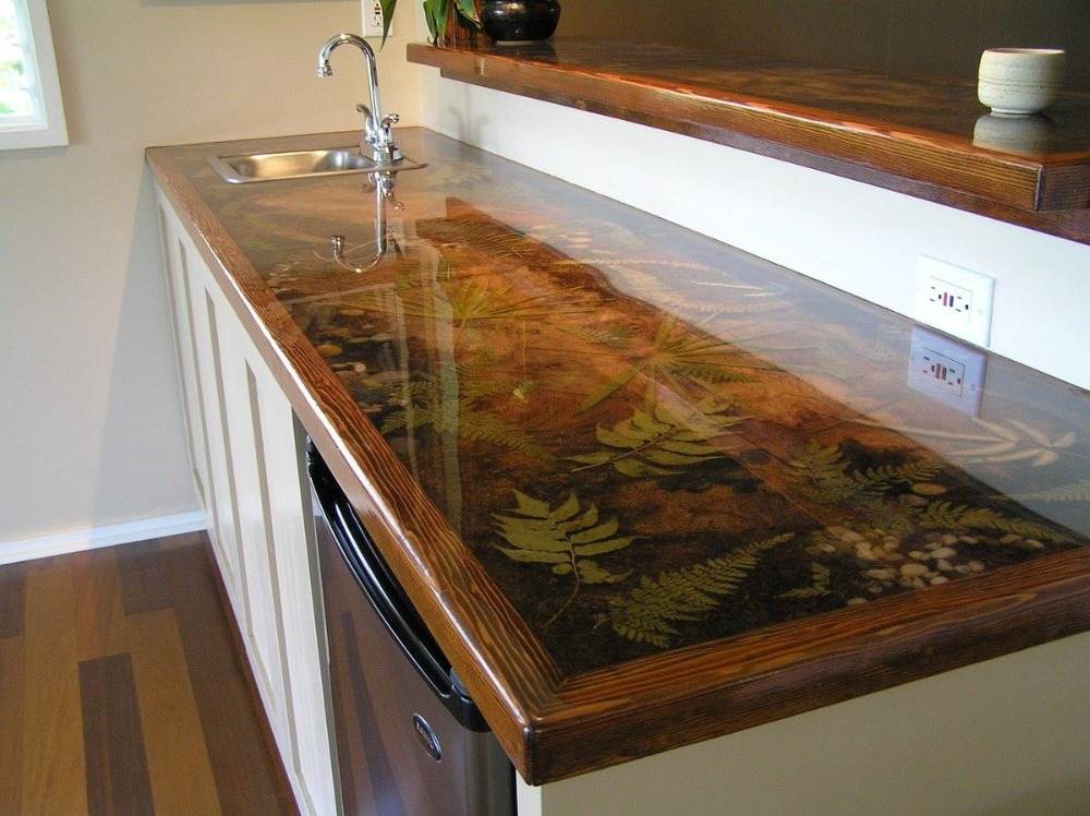 køkkenbordplade med mønstre af naturlige planter belagt med epoxy på overfladen