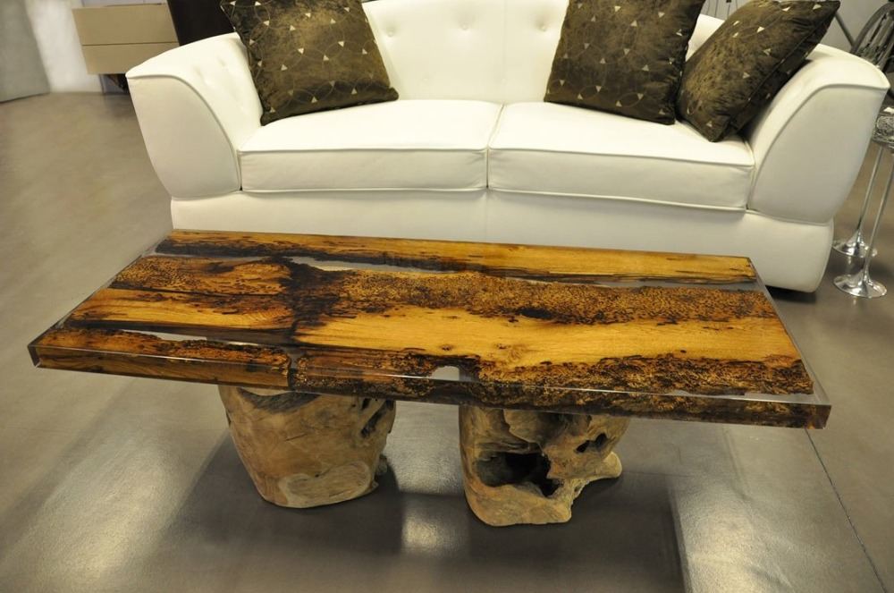 træfarvet epoxyharpiksbord foran en hvid lædersofa med hynder