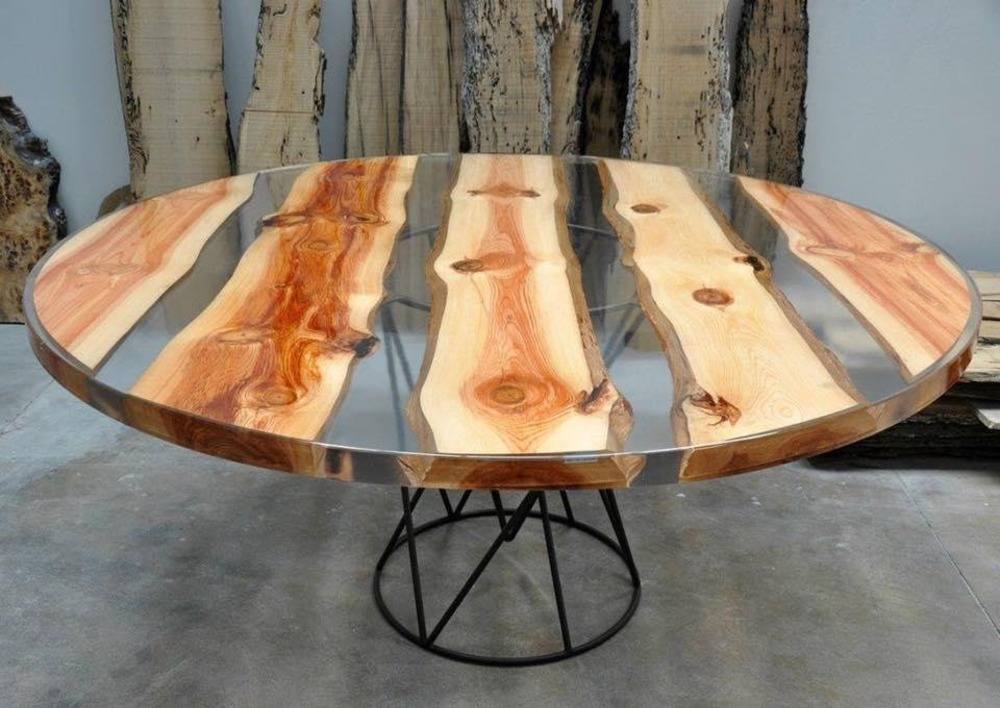 rundt bord med strimler af træplader forbundet med epoxyharpiksbelægning