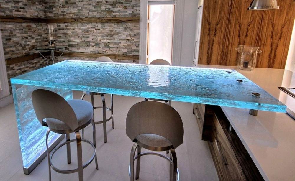 Bordpladen i epoxyharpiks ligner rindende vand som et køkkenbord
