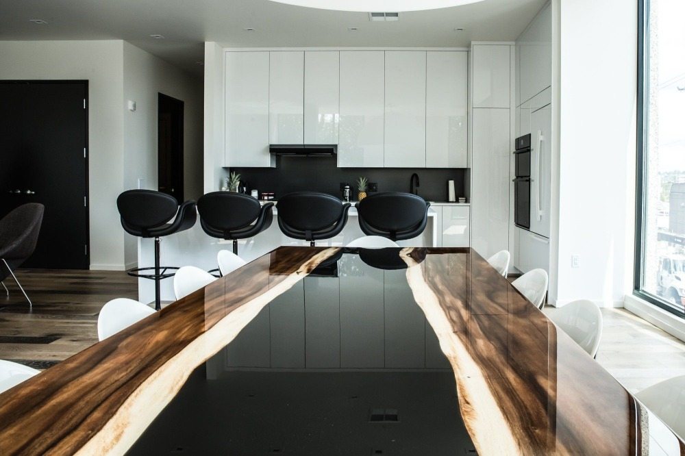 skinnende overflade på det moderne spisebord i moderne køkkener som møbler i epoxyharpiks