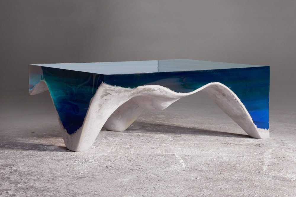 designer sofabord lavet af sten og epoxyharpiks i blå ligner havet som et møbel
