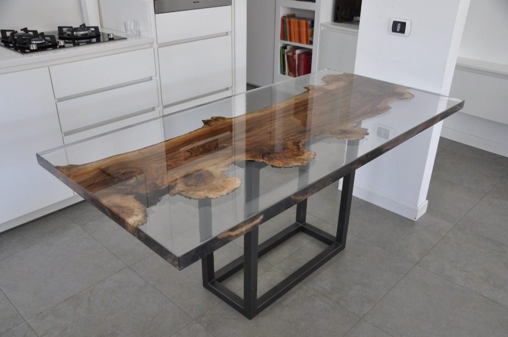 kantet bord som epoxyharpiksmøbler i køkkenet lavet gennemsigtigt med træ i midten