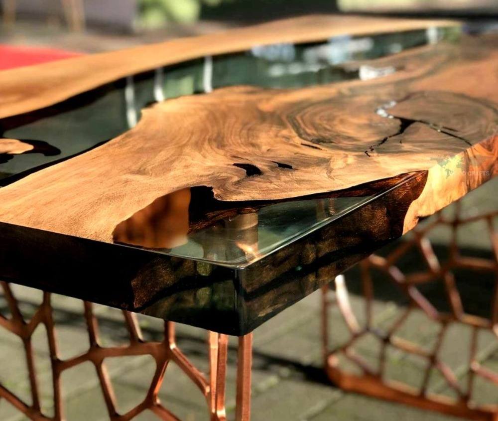Bordhjørne af epoxyharpiks og naturligt træ i rustikt look som et moderne møbel