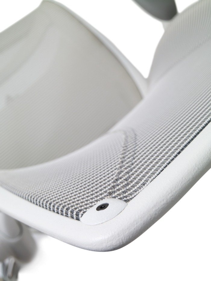 hvid-ergonomisk-stol-ryglæn-detaljer-udsigt-menneskeskala-forskellig-verden-stol
