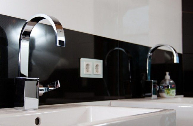moderne badeværelseshaner synker rustfrit stål stilfulde sorte hvide fliser