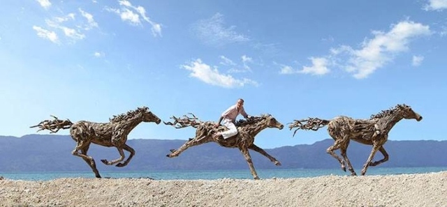 heste, der løber frit på stranden i moderne størrelse skulpturer af træ