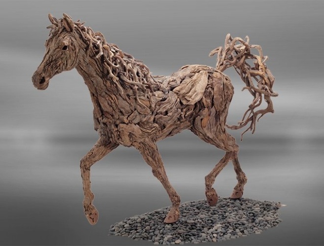 Hesteskulptur i livsstørrelse drivvedskulptur moderne Mare på Canter doran webb