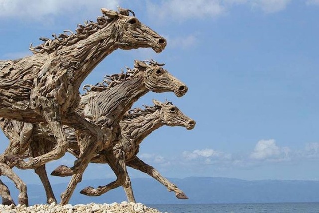 livstørrelse drivved hesteskulpturløb på stranden
