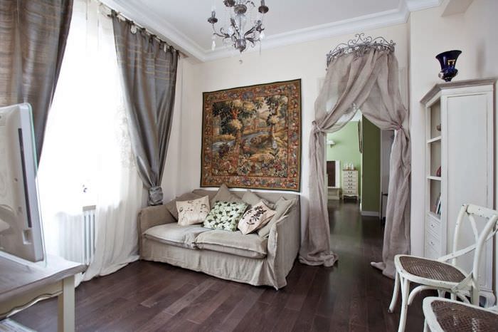 Interiér obývacího pokoje ve stylu Provence se šedou pohovkou