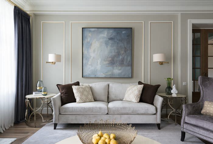 Klasický design obývacího pokoje s šedou pohovkou