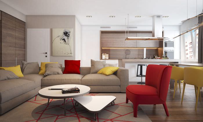 Grå sofa i en stor stue i moderne stil