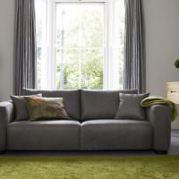Zelený koberec v šedém obývacím pokoji